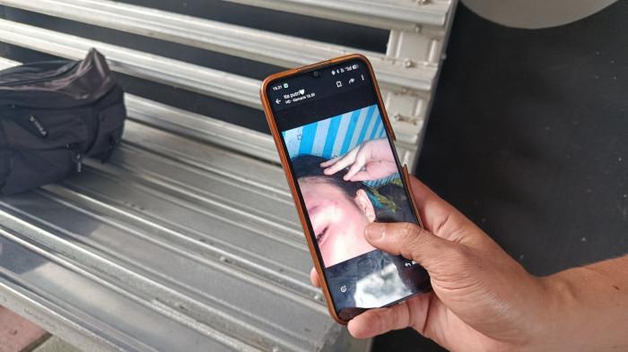 KEKERASAN ANAK --  Wanita berinisial PM saat melakukan panggilan video, Selasa (6/1/2025). Seorang ibu muda terpaksa pulang ke Gorontalo demi menemui anaknya yang telah dianiaya sang suami. (Sumber foto: TribunGorontalo.com/Jefri Potabuga)