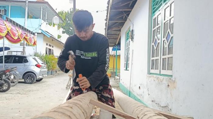 Warga Dulomo Selatan tengah mempersiapkan perlombaan tradisiona