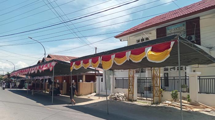 TRADISI KETUPAT -- Warga Pabean menyiapkan tenda khusus pengunjung. Tradisi Ketupat di Pabean akan berlangsung Sabtu malam (28/3/2026).