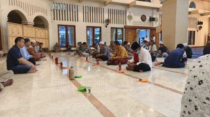 Warga buka puasa di Masjid Agung Baiturrahim, Kota Gorontalo