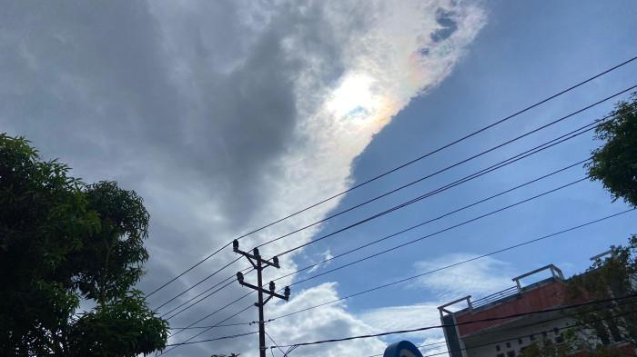 . Waspada perubahan cuaca saat aktivitas luar ruangan!