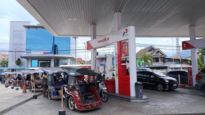 ANTREAN BBM-- Suasana kendaraan antre isi BBM di SPBU Nani Wartabone Kota Gorontalo, Provinsi Gorontalo pada Sabtu (7/3/2026).