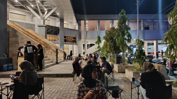 TONGKRONGAN BARU - Suasana tongkrongan baru di pelataran Pasar Sentral Kota Gorontalo, Provinsi Gorontalo. Lokasi ramai dipenuhi UMKM kopi dan pengunjung pada Rabu (22/10/2025) malam hari