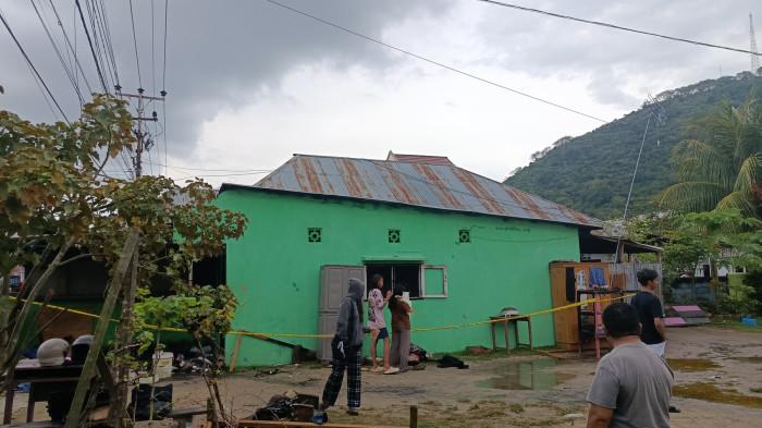 KEBAKARAN RUMAH -- Sejumlah warga menyaksikan rumah kontrakan yang terbakar di Jalan Mayor Dullah, Kelurahan Talumolo, Kecamatan Dumbo Raya, Kota Gorontalo, pada Selasa (17/3/2026) siang.