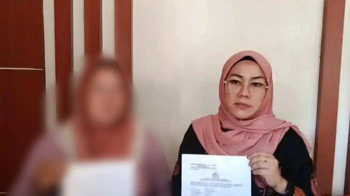 KASUS PELECEHAN -- ibu korban (kiri) dan kuasa hukum keluarga korban saat diwawancarai dan memperlihatkan foto-foto bukti dan laporan didampingi kuasa hukum, Jumat (7/11/2025). Oknum ASN Gorontalo Utara diduga memaksa korban melayani teman-temannya. (Sumber foto: TribunGorontalo.com/Jefri Potabuga)