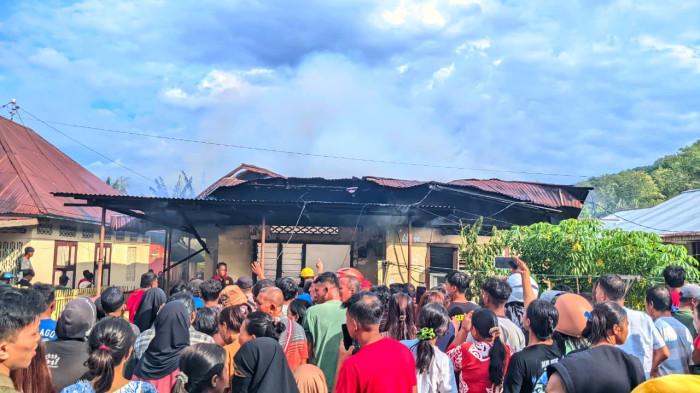 KEBAKARAN RUMAH - Suasana saat kebakaran rumah di Siendeng, Kecamatan Hulonthalangi, Kota Gorontalo, Provinsi Gorontalo pada Jumat (13/02/2026)