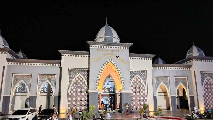 SAPI KURBAN - Suasana Masjid Baiturrahman Limboto di malam hari, Rabu (4/6/2025). Sebanyak 11 sapi yang akan disembelih di masjid ini termasuk sapi dari Presiden