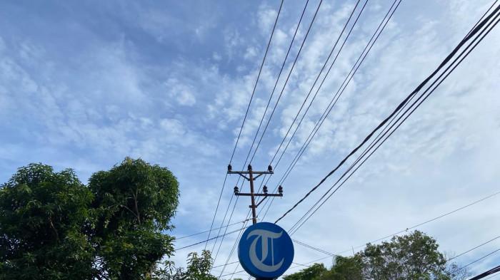 mayoritas wilayah berawan hingga hujan ringan siang–sore, suhu 22–32°C