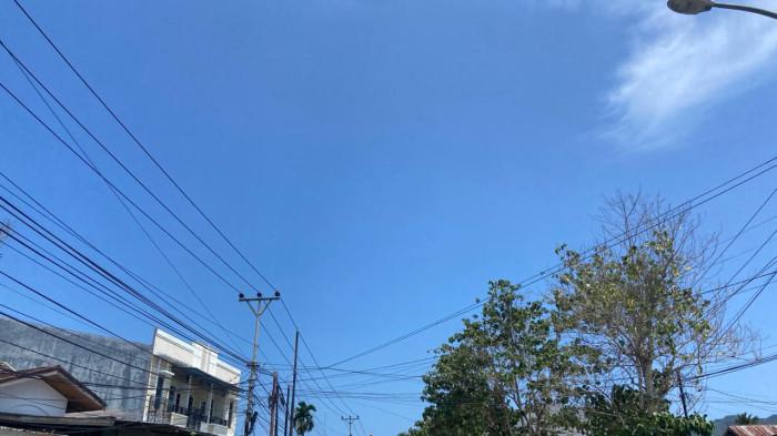 mayoritas wilayah berawan hingga hujan ringan, suhu 22–32°C