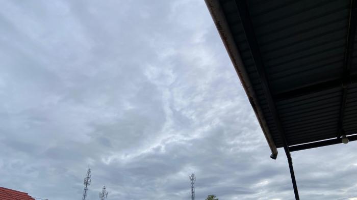 mayoritas wilayah berpotensi hujan ringan dengan suhu 21–32°C dan kelembapan tinggi