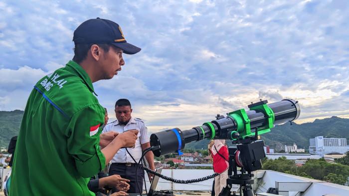 RAMADAN -- Petugas melakukan penyetelan alat pemantau hilal menjelang waktu magrib dalam kegiatan rukyatulhilal yang difasilitasi Kementerian Agama Gorontalo. Proses pengamatan dilakukan dengan menggunakan teleskop khusus untuk mendeteksi kemunculan bulan sabit muda. Kegiatan ini menjadi bagian dari rangkaian penentuan awal bulan Ramadan 1447 Hijriah.