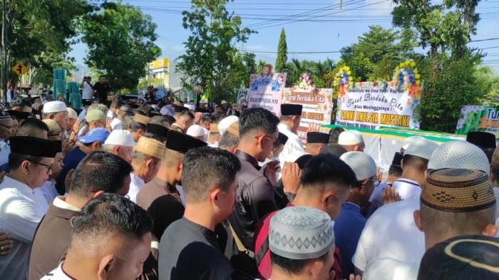 PROSESI SALAT JENAZAH — Ratusan pelayat memenuhi jalan di depan rumah duka saat prosesi salat jenazah kakak beradik korban kecelakaan maut di Jalan Pangeran Hidayat, Kelurahan Wongkaditi Barat, Kota Gorontalo, Provinsi Gorontalo Minggu (15/3/2026).
 