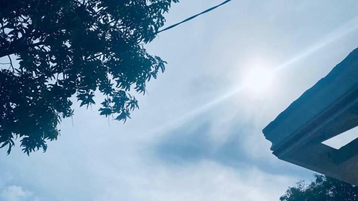 sebagian besar wilayah berawan hingga hujan ringan, suhu 21–34 °C.