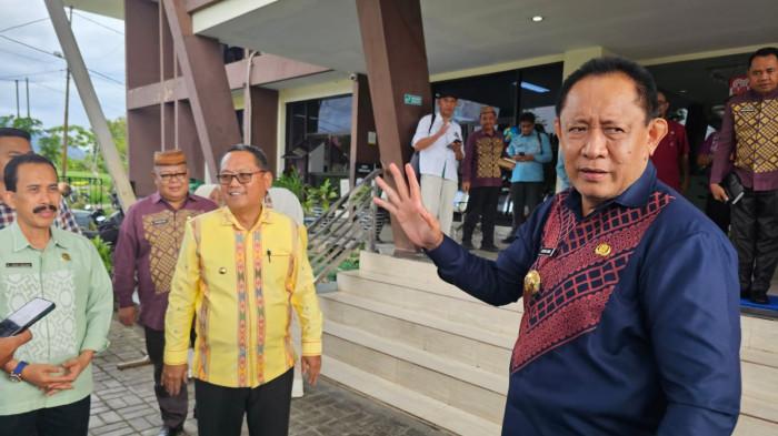 SINKRONISASI PROGRAM - Bupati Gorontalo Utara, Thariq Modanggu melaporkan capaian agenda 100 hari kerja pemerintahannya ke Gubernur Gorontalo Gusnar Ismail pada Kamis (13/11/2025). Gusnar Ismail dan Thariq Modanggu usai rapat koordinasi di Dinas Kelautan dan Perikanan Provinsi Gorontalo.