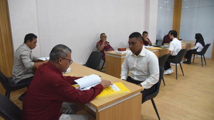 WAWANCARA - Suasana calon mahasiswa baru jalur mandiri prestasi unggul sedang mengikuti tahapan wawancara, Rabu (18/6/2025). Ada 44 orang mengikuti tes wawancara ini dan pengumuman akan dilaksanakan pada 20 Juni 2025 nanti.
