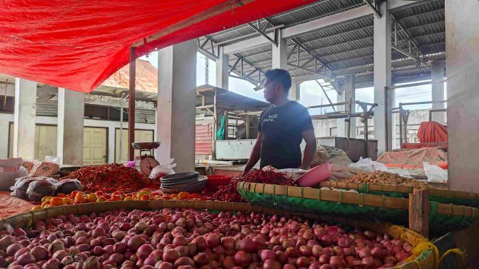 HARGA PANGAN -- Tumpukan bawang merah di lapak pedagang Pasar Dungingi, Kota Gorontalo, Jumat (31/10/2025). Harga bawang merah mengalami kenaikan dari Rp 36 ribu menjadi Rp 42 ribu per kilogram dalam beberapa pekan terakhir.