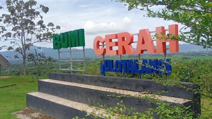 OBJEK WISATA - Potret Bukit Bumi Cerah Bulotalangi, Minggu (24/8/2025).