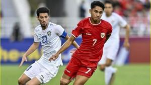 Abdurauf-Buriev-Kiri-dari-Uzbekistan-berebut-bola-dengan-Marcelino-Ferdinan.jpg