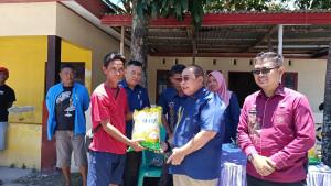 Adhan-Dambea-distribusi-beras-ke-warga.jpg