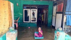 Anak-anak-sedang-riang-bermain-di-rumahnya-yang-terendam-banjir-FOTO-Faisal-Husuna.jpg