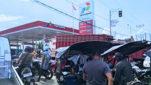 Antrean-kendaraan-di-SPBU-Desa-Luhu.jpg