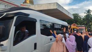 Antusiasme-warga-mengantar-jemaah-haji-Boalemo-Gorontalo-Jumat-1752024.jpg