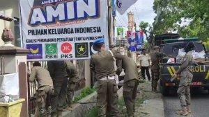 Bawaslu-mencopot-baliho-di-Jl-Pangeran-Hidayat-Kota-Gorontalo.jpg