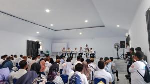 Bupati-Bone-Bolango-Ismet-Mile-saat-memimpin-rapat.jpg