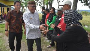 Bupati-Gorontalo-Sofyan-Puhi-menyalami-warga.jpg