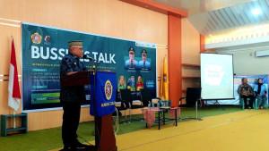 Bupati-Gorontalo-Sofyan-Puhi-saat-memberikan-sambutan-dalam-agenda-Bussines-Talk-di-Ballroom.jpg