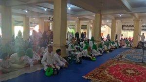 Calon-jemaah-haji-asal-Boalemo-Gorontalo-di-masjid-agung-Jumat-sore-1752024.jpg