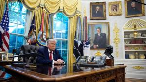 DONALD-Presiden-AS-Donald-Trump-terlihat-menandatangani.jpg