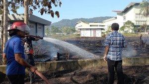 Damkar-Bone-Bolango-mematikan-api-di-lahan-Universitas-Negeri-Gorontalo.jpg