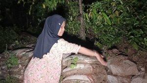 Dermin-Hamzah-saat-menunjukkan-kondisinya-sekitar-rumahnya.jpg