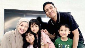 Desta-Mahendra-bersama-mantan-istrinya-Natasha-Rizky-juga-tiga-anaknya-trio-strong.jpg