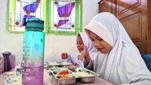 Dua-siswa-dalam-program-Makan-Bergizi-Gratis-di-Gorontalo-Senin-0612024.jpg