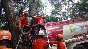 EVAKUASI-KORBAN-Tim-Kantor-SAR-Gorontalo-mengevakuasi-korban-kecelakaan-mobil-BBM-di-Gorontalo.jpg