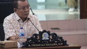 Fikram-Salilama-tengah-serius-di-ruang-rapat-Paripurna-DPRD-Provinsi-Gorontalo.jpg