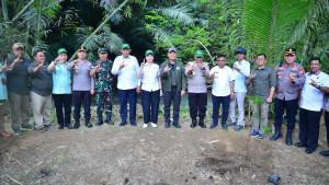 Foto-bersama-usai-penanaman-pohon-pada-kegiatan-Folu-Net-Sink-2030.jpg