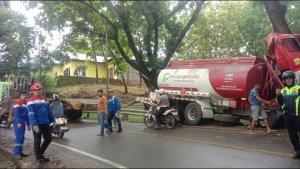 Foto-truk-pengangkut-BBM-yang-mengalami-kecelakaan.jpg