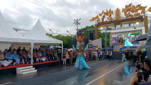 Gubernur-Gorontalo-Gusnar-Ismail-di-Festival-Karawo.jpg