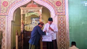 Gubernur-Gorontalo-Gusnar-Ismail-menyerahkan-uang-Jumat.jpg