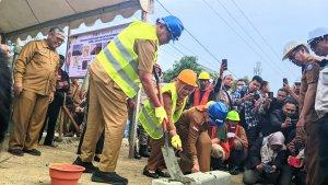 Gubernur-Gusnar-dan-Wagub-Idah-saat-proses-groundbreaking-pedestrian-Kanal-Tanggidaa.jpg