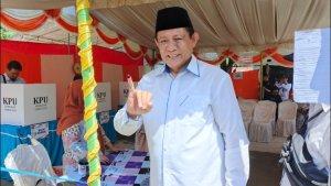 Gusnar-Ismail-menunjukkan-jarinya-yang-telah-dicelup-tinta-biru.jpg