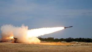 HIMARS-membawa-satu-paket-berisi-enam-roket-atau-satu-rudal-ATACMS.jpg