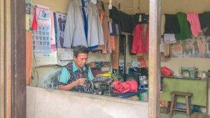 HIS-TUKANG-JAHIT-Cerita-Umar-Airmas-66-tukang-jahit-di-Pasar-Satya-Pradja-Kota-Gorontalo.jpg