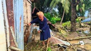Hajira-Ahaya-70-sendirian-membersihkan-rumah-dari-banjir.jpg