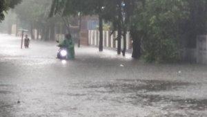 Hujan-deras-banjir-setinggi-70-sentimeter-genangi-9999.jpg
