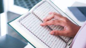 Ilustrasi-Seorang-muslim-membaca-Al-Quran-Surah-Al-Zalzalah.jpg