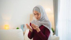 Ilustrasi-seorang-muslimah-sedang-berdoa.jpg